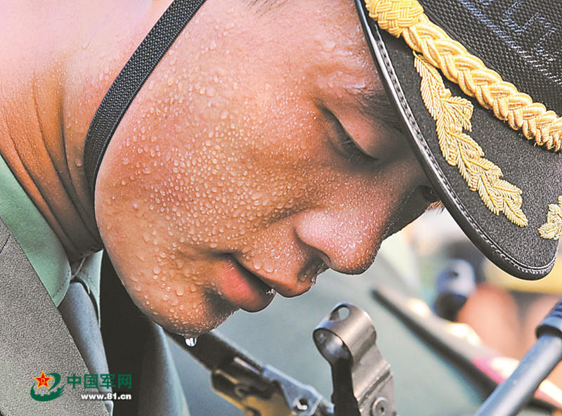 組圖：走進閱兵基地 受閱官兵訓(xùn)練時汗如雨下