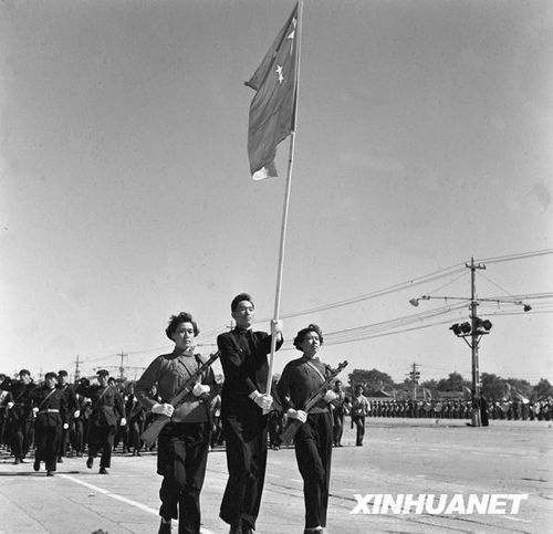 1958年國慶閱兵 民兵方隊規(guī)?？涨?組圖)