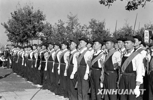 1958年國(guó)慶閱兵 民兵方隊(duì)規(guī)?？涨?組圖)