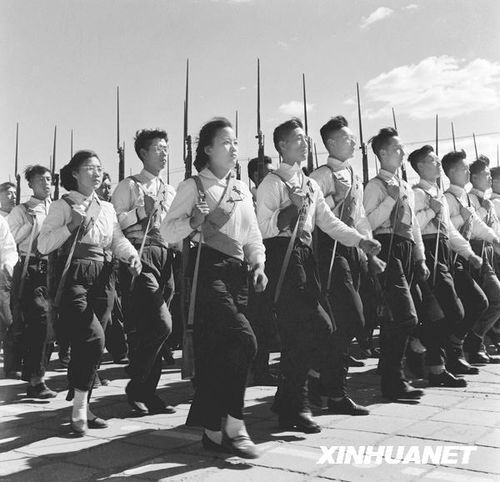 1958年國(guó)慶閱兵 民兵方隊(duì)規(guī)?？涨?組圖)