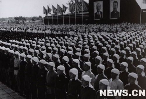1958年國(guó)慶閱兵 民兵方隊(duì)規(guī)?？涨?組圖)