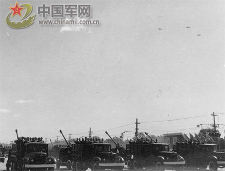 1958年國(guó)慶閱兵 民兵方隊(duì)規(guī)?？涨?組圖)