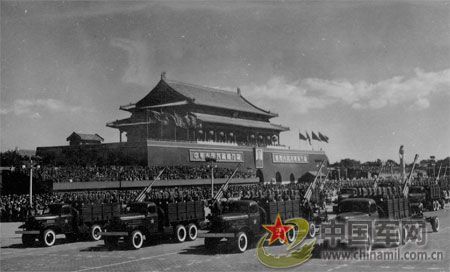 1958年國(guó)慶閱兵 民兵方隊(duì)規(guī)?？涨?組圖)