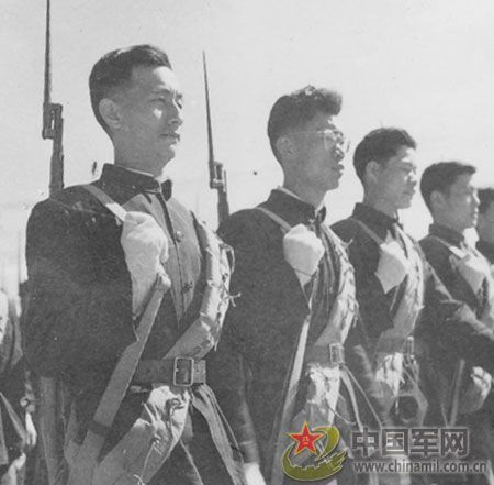 1958年國(guó)慶閱兵 民兵方隊(duì)規(guī)?？涨?組圖)