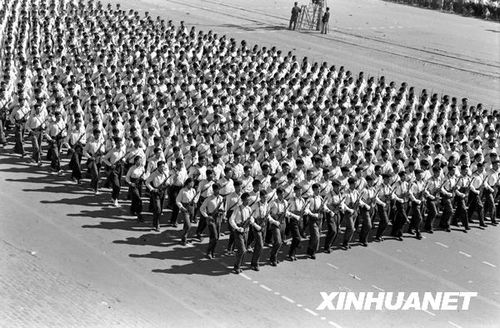 1958年國慶閱兵 民兵方隊規(guī)?？涨?組圖)