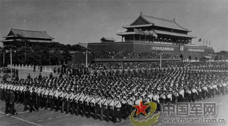 1958年國慶閱兵 民兵方隊規(guī)?？涨?組圖)
