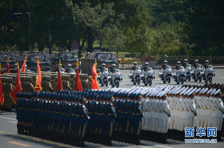 高清：抗戰(zhàn)老兵乘車(chē)方隊(duì)通過(guò)天安門(mén)廣場(chǎng)
