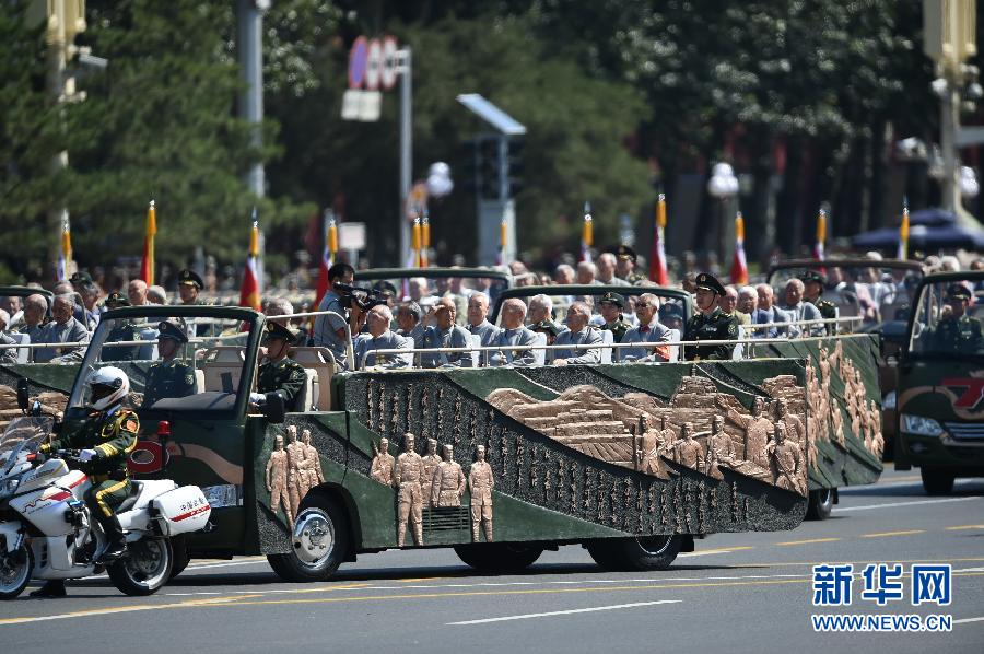 高清：抗戰(zhàn)老兵乘車(chē)方隊(duì)通過(guò)天安門(mén)廣場(chǎng)