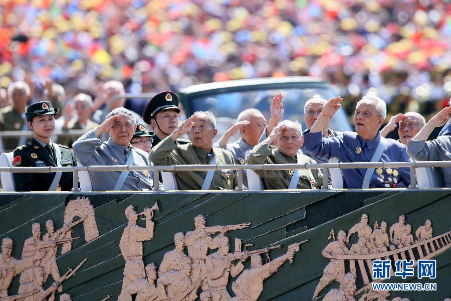 高清：抗戰(zhàn)老兵乘車(chē)方隊(duì)通過(guò)天安門(mén)廣場(chǎng)