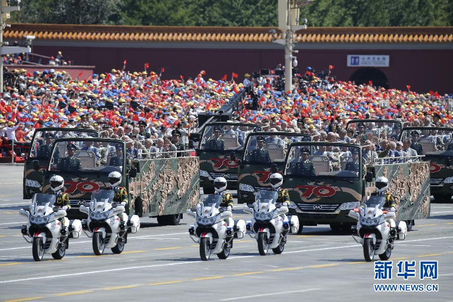 高清：抗戰(zhàn)老兵乘車(chē)方隊(duì)通過(guò)天安門(mén)廣場(chǎng)