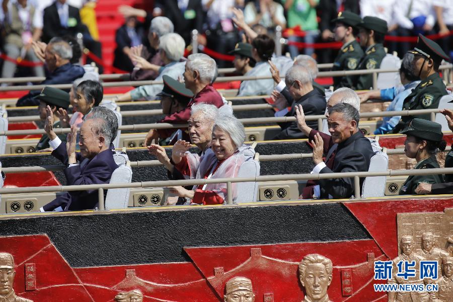 高清：抗戰(zhàn)老兵乘車(chē)方隊(duì)通過(guò)天安門(mén)廣場(chǎng)
