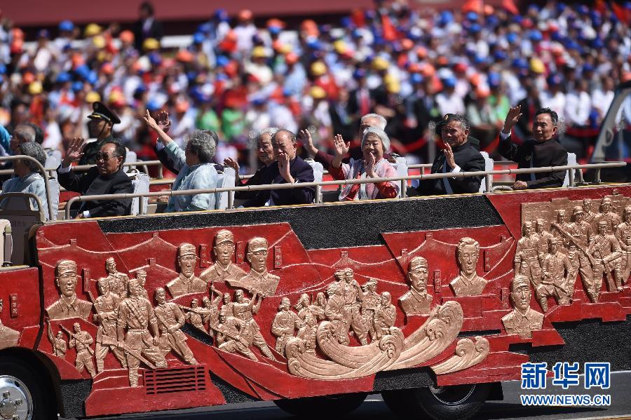 高清：抗戰(zhàn)老兵乘車(chē)方隊(duì)通過(guò)天安門(mén)廣場(chǎng)