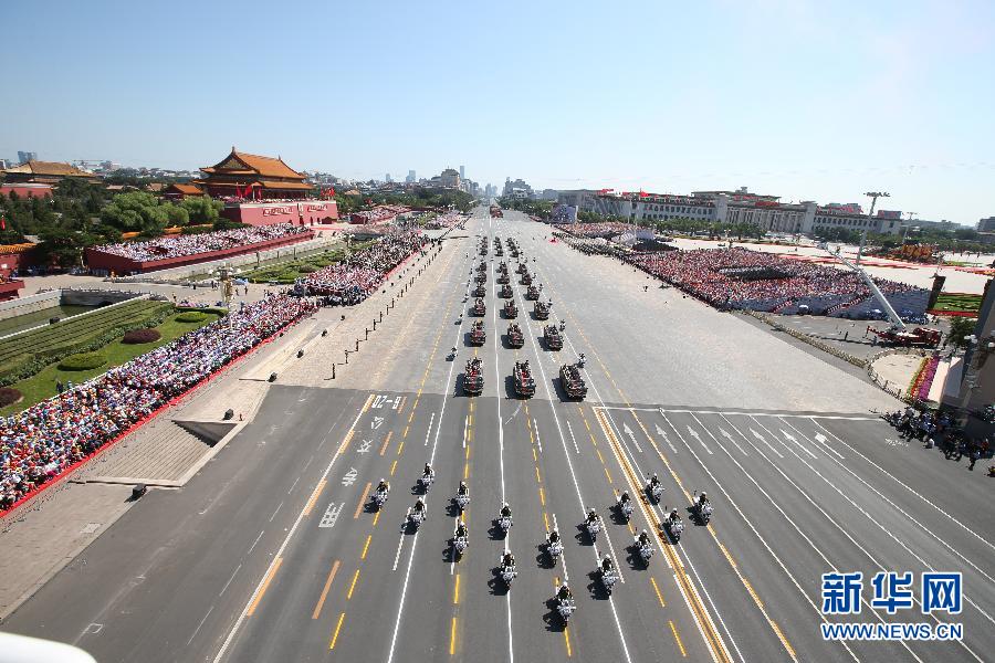 高清：抗戰(zhàn)老兵乘車(chē)方隊(duì)通過(guò)天安門(mén)廣場(chǎng)