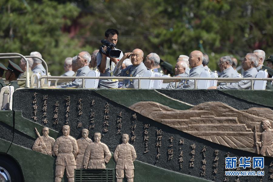 高清：抗戰(zhàn)老兵乘車(chē)方隊(duì)通過(guò)天安門(mén)廣場(chǎng)