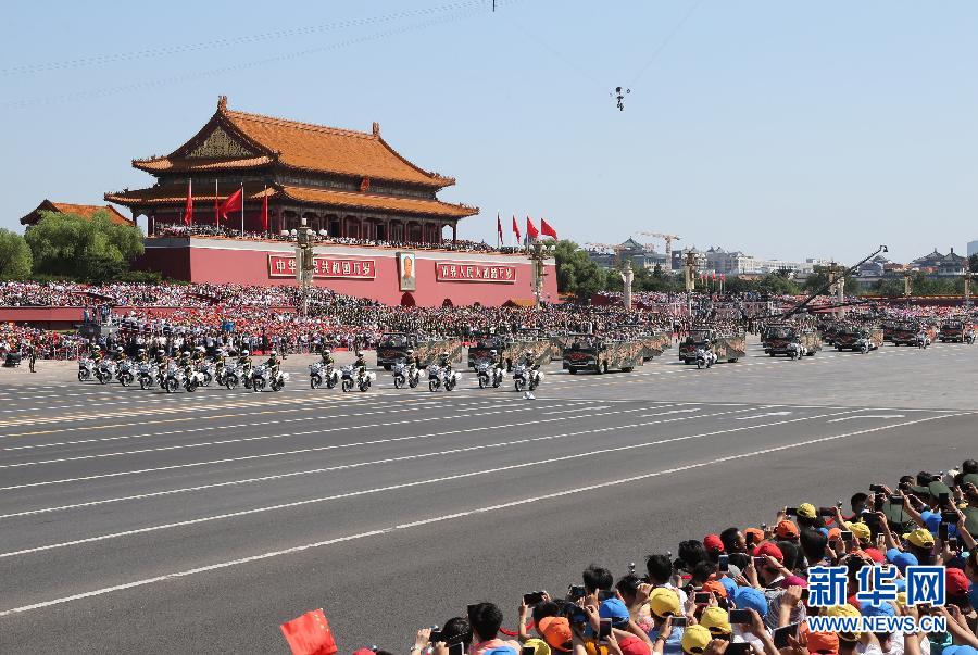 高清：抗戰(zhàn)老兵乘車(chē)方隊(duì)通過(guò)天安門(mén)廣場(chǎng)