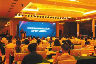 會議現(xiàn)場，200余參會嘉賓細(xì)心聽取華西i戰(zhàn)略介紹。