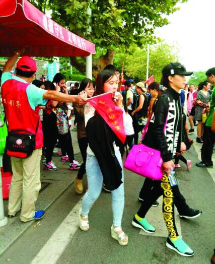 3000志愿者景點義務(wù)值守 勸游客維護旅游環(huán)境