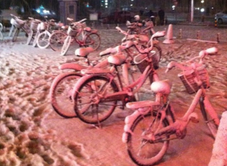 北京發(fā)罕見(jiàn)暴雪藍(lán)色預(yù)警 40小時(shí)雨雪降水超歷史